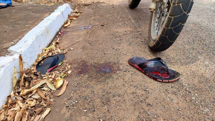 Motociclista é atingido por caminhão e sofre lesão grave no tornozelo (vídeo)
