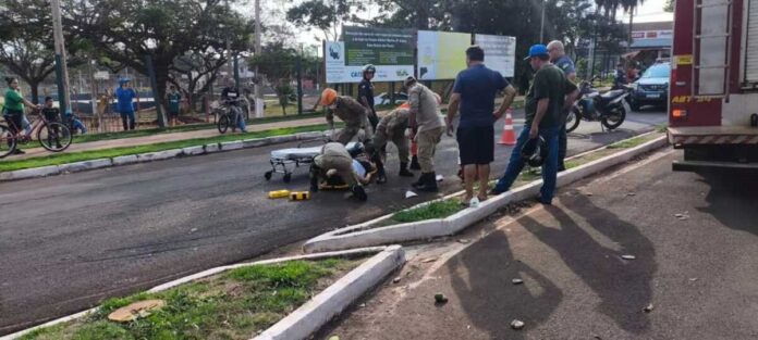 Motociclista foge após atropelar mulher e a deixar em estado grave em Dourados