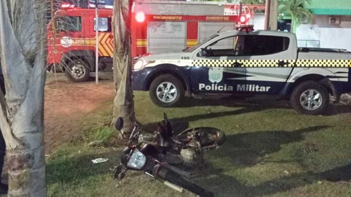 Motociclista sofre acidente, bate em árvore e morre em Chapadão do Sul