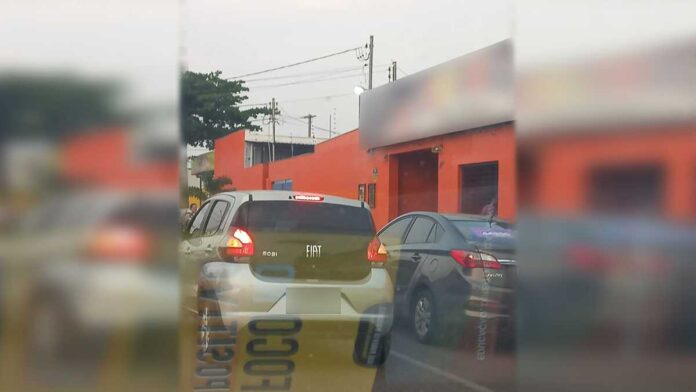 Motorista flagra fila dupla em frente a escola na Vila Taveirópolis: 'todo dia essa dor de cabeça'