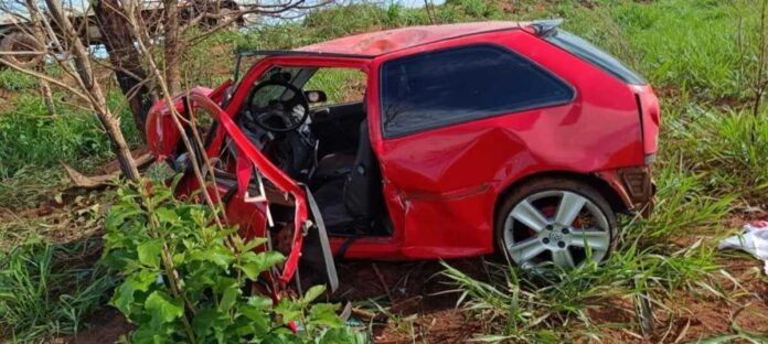 Motorista sai da pista e bate em árvore na MS-395, em Bataguassu