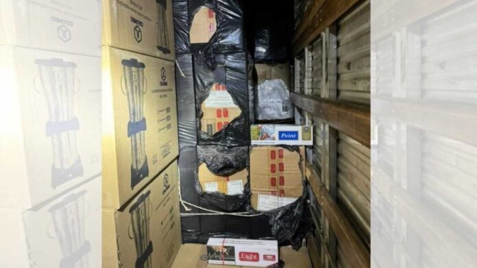 PF apreende caminhão com cigarros contrabandeados na BR-163, em Jaraguari