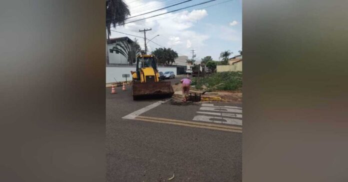Para diminuir riscos de alagamento, prefeitura reforça limpeza de bueiros em Campo Grande