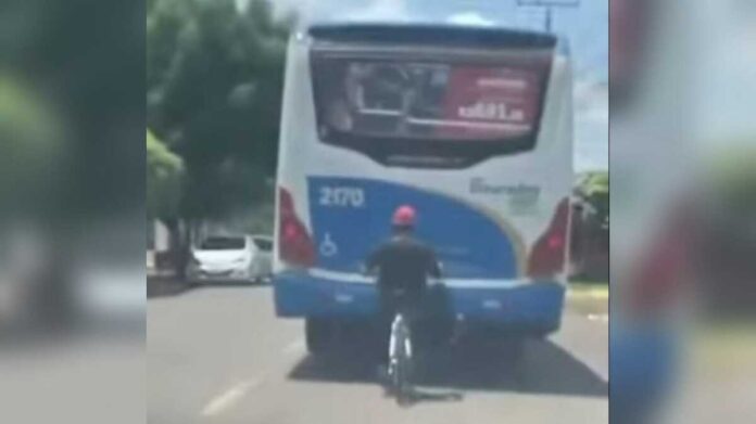 Pedalar que nada! Ciclista ignora risco de morte e 'rabeia' ônibus em Dourados (vídeo)