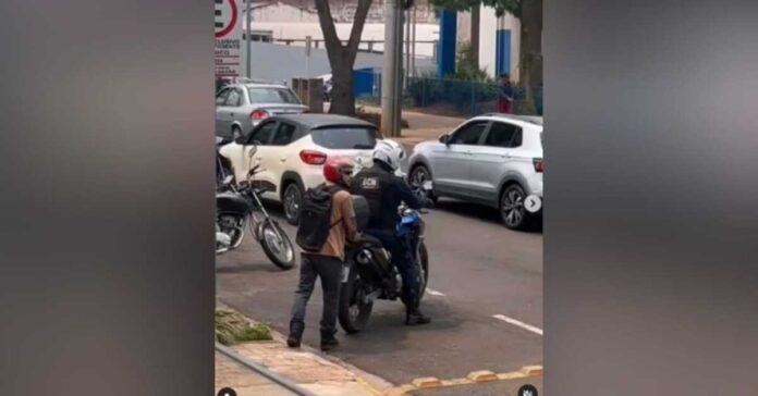 Pego em infração, motociclista ajuda guarda que o multou a empurrar moto (vídeo)
