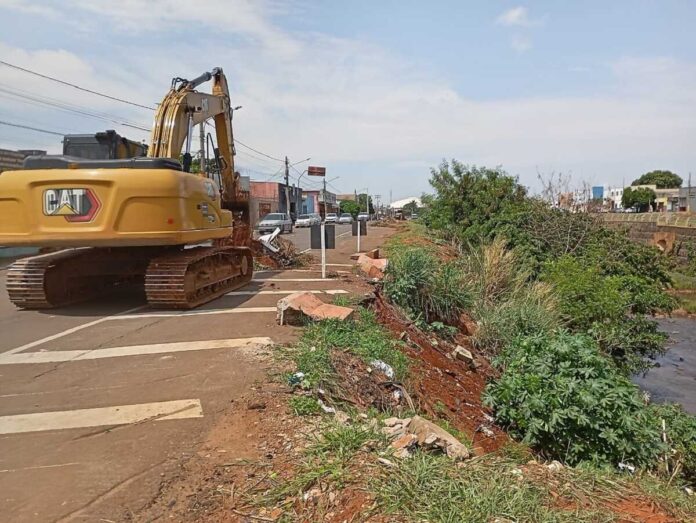 Por 'cidade limpa', Prefeitura tira entulhos e lixo do entorno da Ernesto Geisel