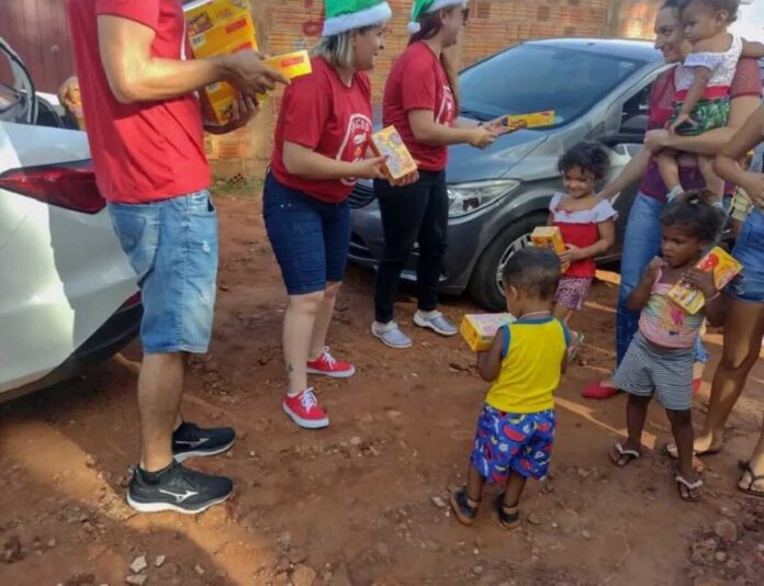 Professora arrecada bombons para adoçar Natal de crianças carentes em Campo Grande