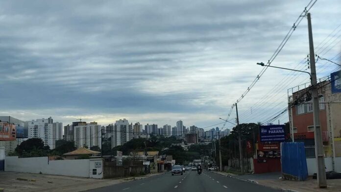Semana começa nublada e com chances de chuva em todo MS