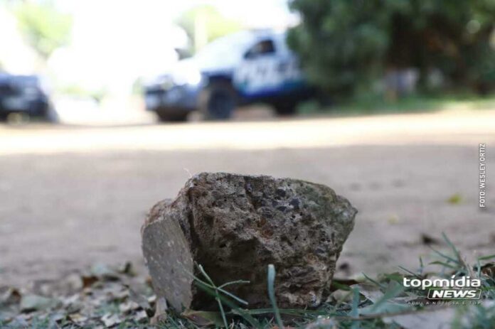 Usuário de drogas leva pedrada na cabeça e facada no peito no Guanandi II