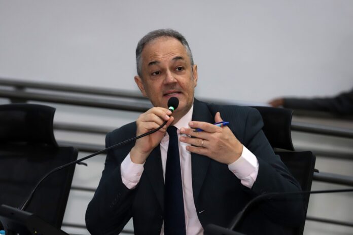 Vereador Prof. André Luis homenageia empresária por ativismo político e participação na Câmara Municipal