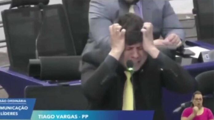 Vereador Tiago Vargas desabafa sobre decisão judicial e passa mal em plenário (vídeo)