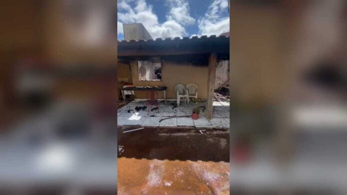 'Me dá crise de choro', diz mulher que perdeu tudo em casa incendiada em Terenos (vídeo)