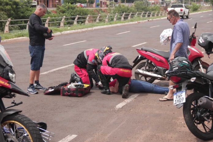 Acidente entre moto e bicicleta tem briga com capacete na Ernesto Geisel (Vídeo)