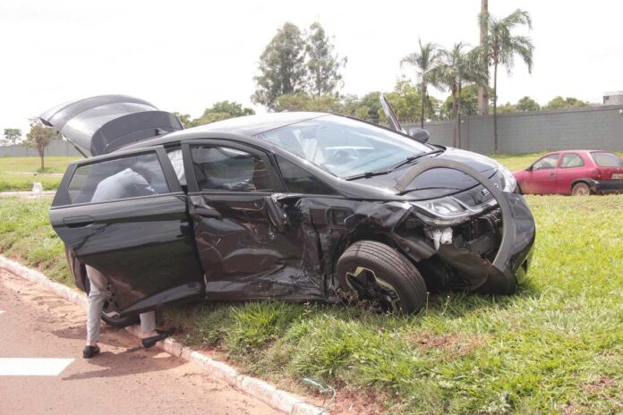 Acidente na BR-262 deixa veículos destruídos em Campo Grande