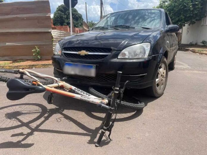 Adolescente fica ferida em acidente entre bicicleta e carro em Três Lagoas