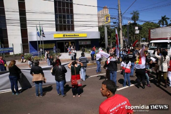 CUT e partidos políticos fazem ato de apoio à PEC da 'semana de 4 dias' em Campo Grande