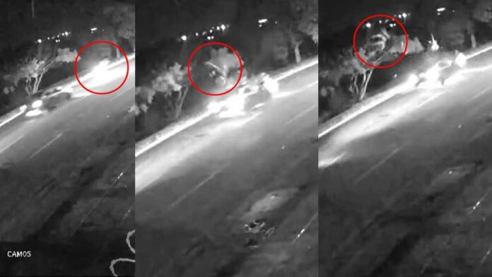 Câmera mostra motociclista 'voando' após bater de frente com carro na Ernesto Geisel (vídeo)