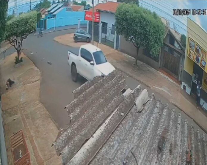 Câmera registra batida de caminhonete que jogou motociclista em muro em Dourados (vídeo)