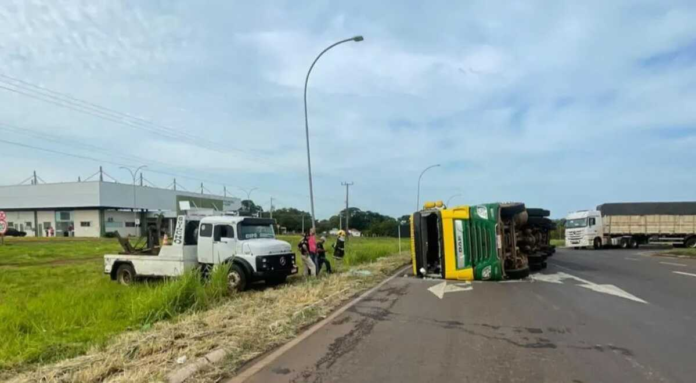 Caminhão com algodão tomba em rotatória da BR-267, em Bataguassu