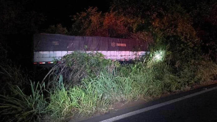 Caminhoneiro perde o controle do veículo e fica ferido na MS-276