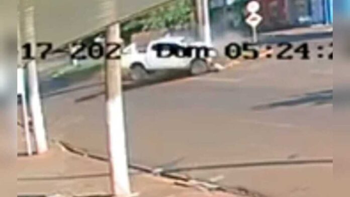 Caminhonete colide com poste e motorista fica ferido em Maracaju (vídeo)