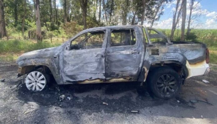 Caminhonete pega fogo e motorista sai ileso em Água Clara