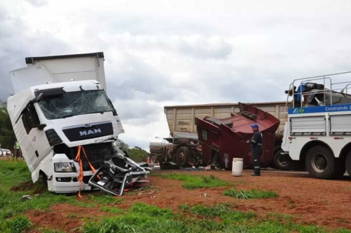 Carreta tem cabine arrancada após batida frontal na MS-306