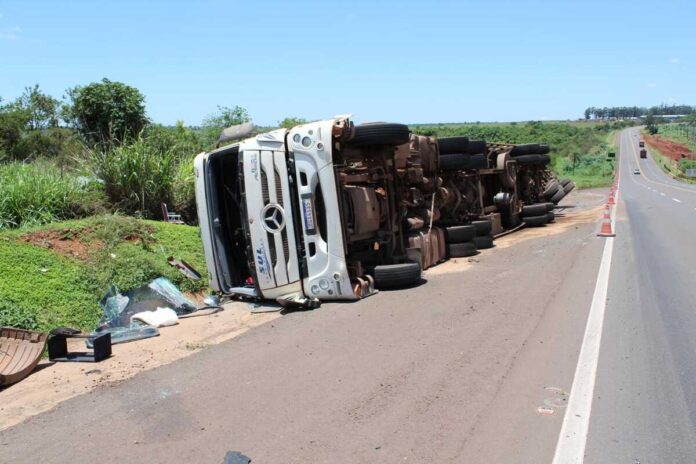 Carreta tomba na BR-163 ao ser atingida por caminhonete (vídeo)