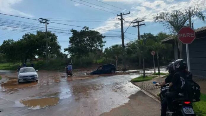 Carro cai em buraco aberto por vazamento de água em Três Lagoas