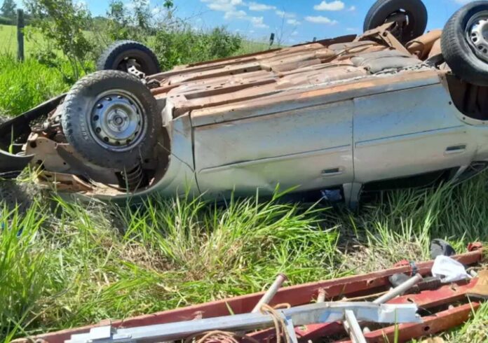 Carro com irmãos capota e um deles morre na MS-166, em Ponta Porã