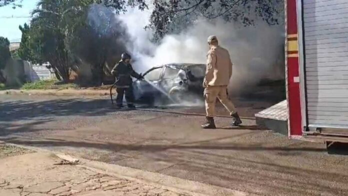 Carro pega fogo e fica totalmente destruído na Avenida Tamandaré (vídeo)