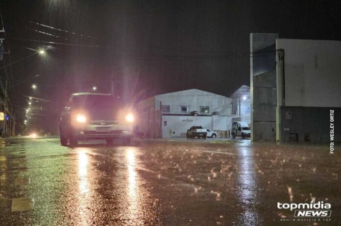 Chuva rápida atinge área central de Campo Grande