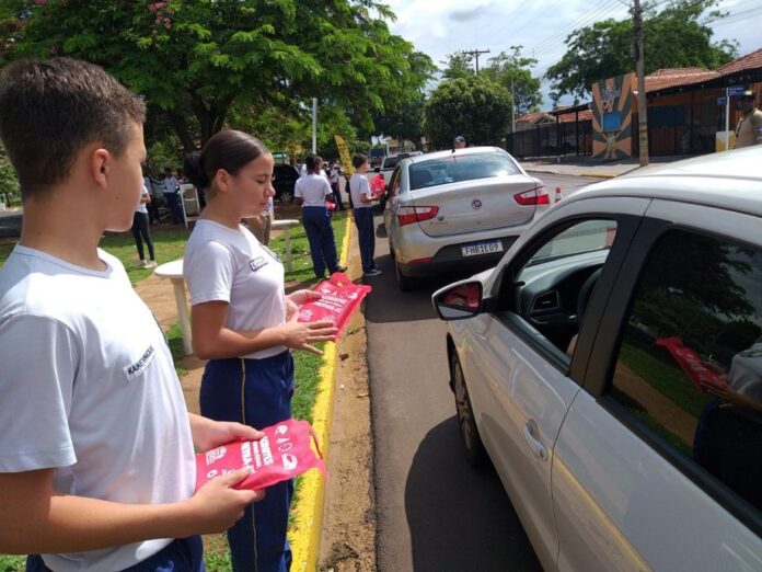 Crianças da Patrulha Mirim participam de Blitz Educativa sobre coleta seletiva