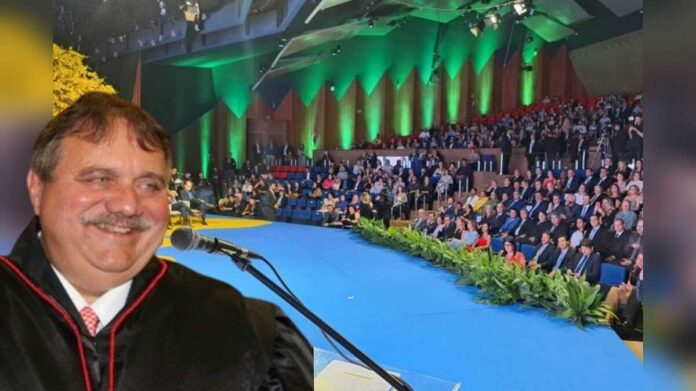 Desembargador afastado por corrupção é homenageado por Zeca do PT em noite de gala