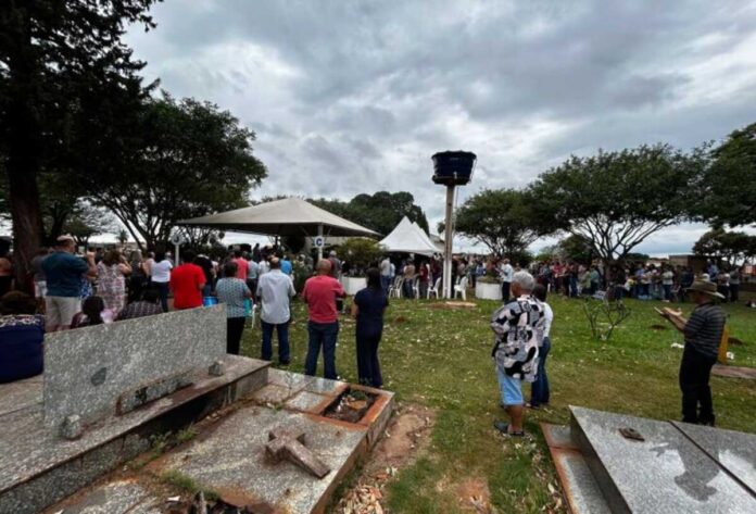 Douradenses lotam cemitérios para homenagear entes queridos no Dia de Finados