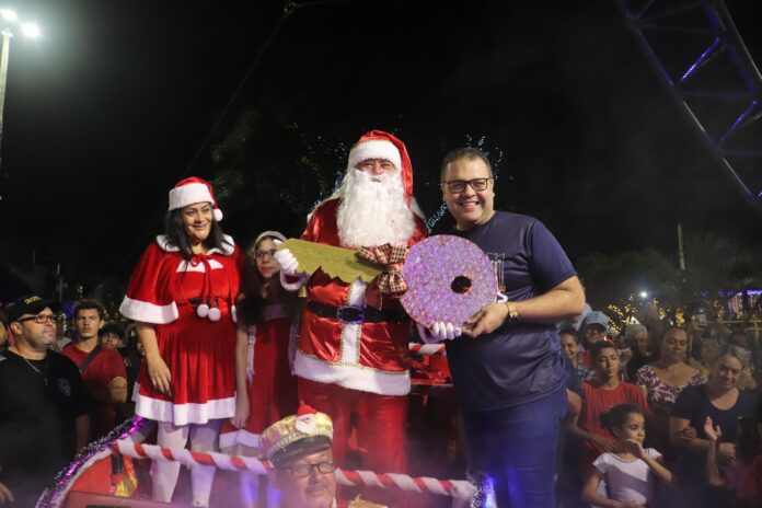 Dourados Brilha 2024 começa com queima de fogos e chegada do Papai Noel