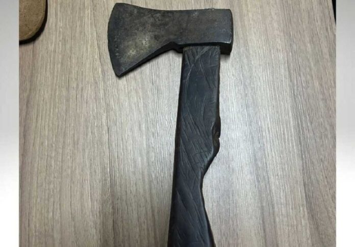 Esposa descobre traição e agride marido com machadada em Água Clara
