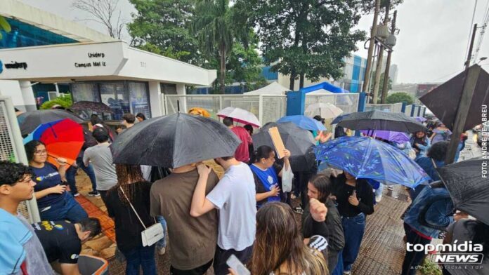Estudantes enfrentam dificuldades para chegar ao Enem por causa da chuva