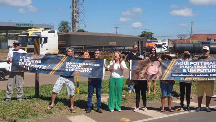 Família faz protesto e pede quebra-molas na BR-163 onde jovem morreu atropelada (vídeo)
