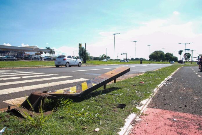 Força de batida que levou jovem a morte fez poste cair na Duque de Caxias (vídeo)