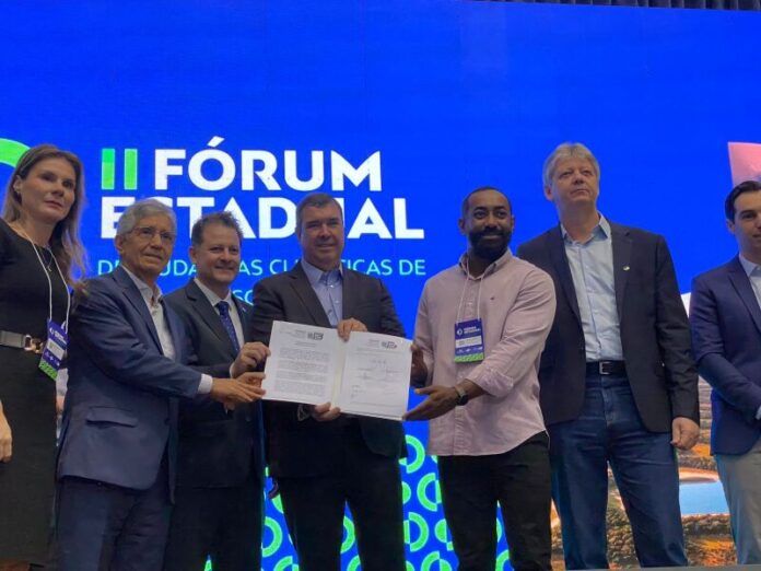 Fórum Estadual de Mudanças entrega relatório de municípios e empossa notáveis