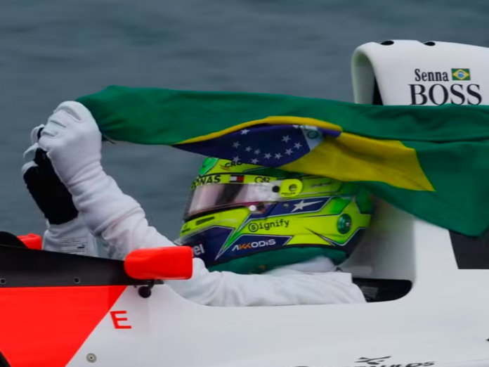 Hamilton dirige McLaren de Senna com bandeira do Brasil e emociona fãs