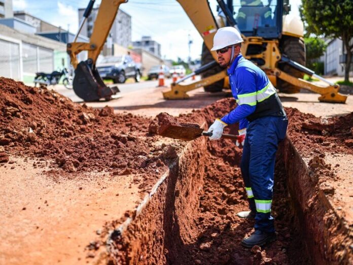 Implantação de 200km de rede de esgoto beneficiou mais de 20 mil famílias em 2024