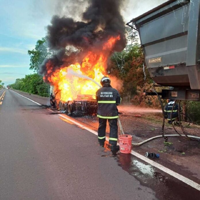 Incêndio destrói carreta e bloqueia trânsito na BR-262, em Miranda