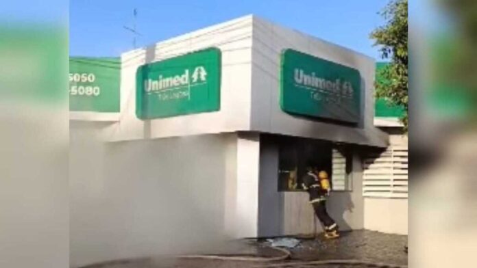 Incêndio destrói laboratório médico em Três Lagoas