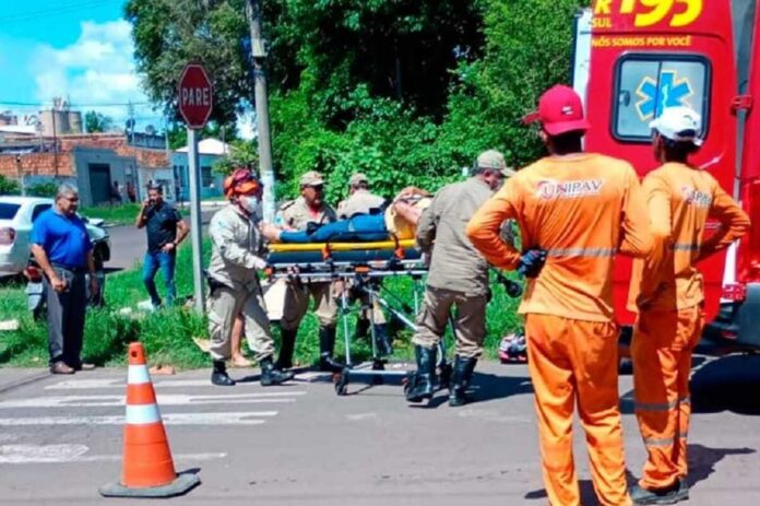 Mãe e filha ficam feridas em acidente com carro e moto em Corumbá