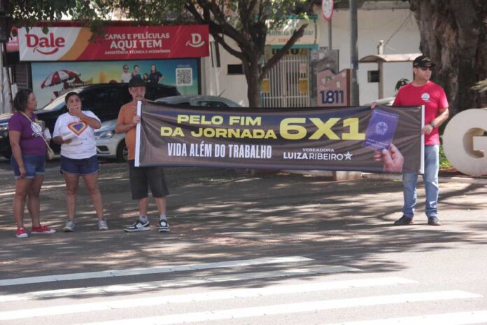 Manifestantes pedem fim da escala 6x1 em Campo Grande (vídeo)