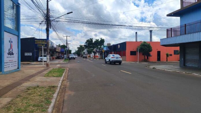 Motociclista bêbado atropela pedestre na calçada no Jardim Tijuca (vídeo)