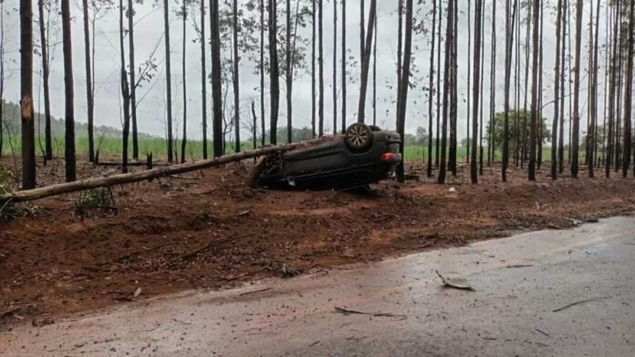 Motorista abandona carro após capotar e bater em árvores em Costa Rica