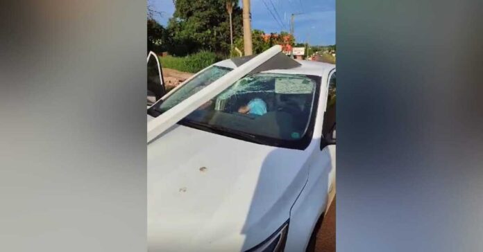 Motorista bate carro e arranca placa de sinalização na Guaicurus
